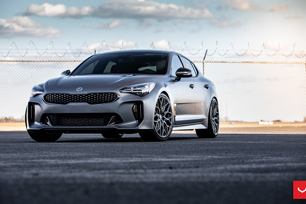 Фото дисков Vossen HF-2 Сатиновый графит на Kia Stinger