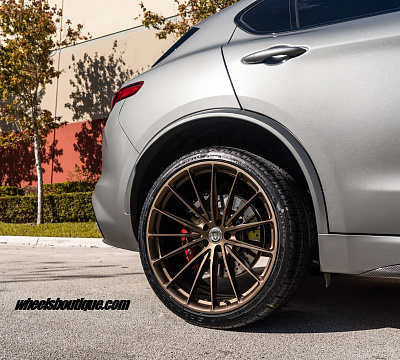 Фото дисков HRE P103 на Alfa Romeo Stelvio 