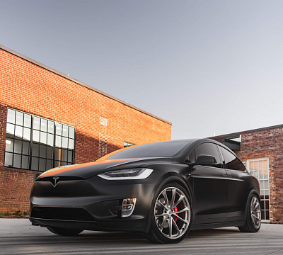 Фото дисков HRE P204 на Tesla Model X