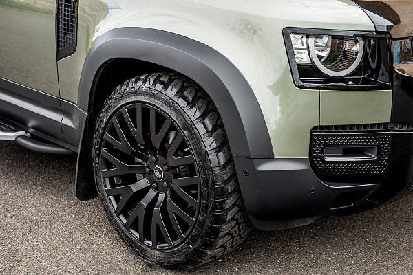 Фото дисков Kahn Kahn RS Черный сатин на Land Rover Defender II