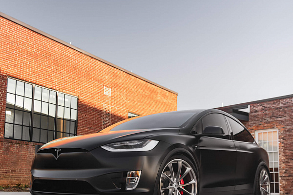 Фото дисков HRE P204 Глянцевый темный лак на Tesla Model X