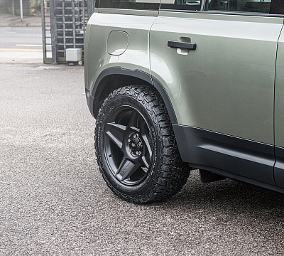 Фото дисков Kahn Mondial Heavy Duty RS на Land Rover Defender II