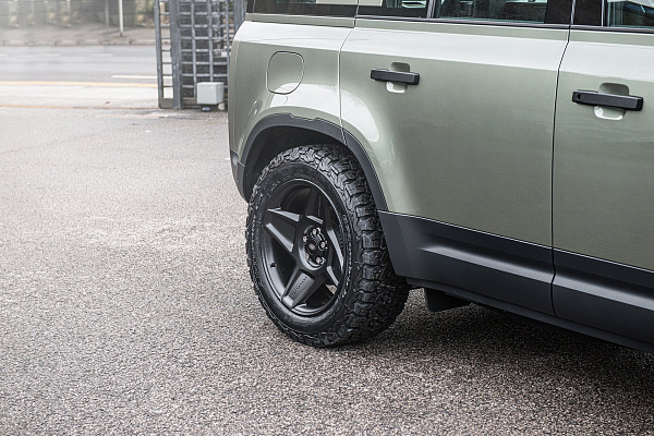 Фото дисков Kahn Mondial Heavy Duty RS Черный матовый на Land Rover Defender II