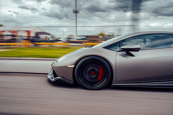 Фото дисков Strasse Wheels SV10M Deep Concave FS Другой цвет на Lamborghini Huracan