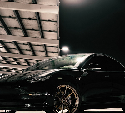Фото дисков Savini SV-F4 на Tesla Model 3