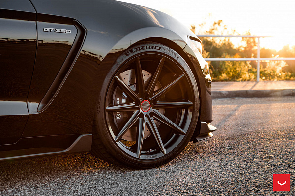Фото дисков Vossen VFS-10 Черный глянец на Ford Mustang VI