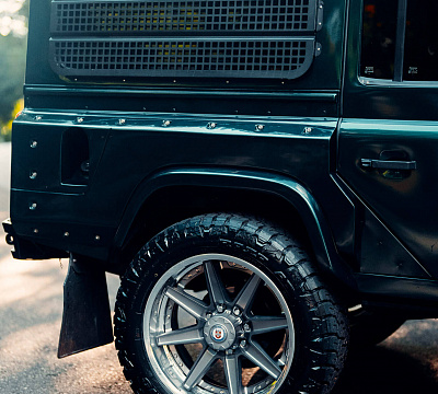 Фото дисков HRE HD188 на Land Rover Defender I