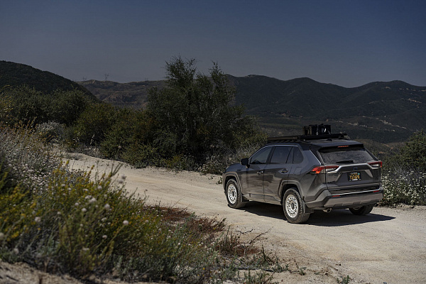 Фото дисков Black Rhino FUJI Белый сатин на Toyota RAV4 V