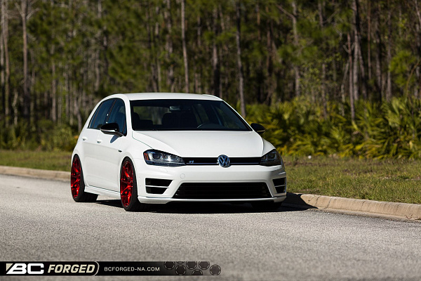 Фото дисков BC Forged RZ39 Красный глянец на Volkswagen Golf VII