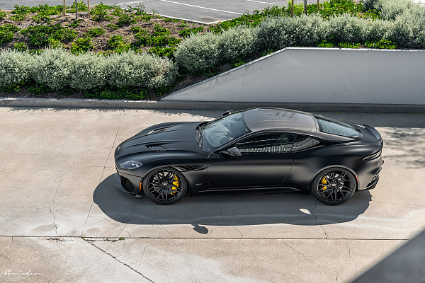 Фото дисков Brixton Forged PF8 Черный сатин на Aston Martin DBS 3