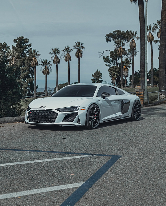 Фото дисков FDE11 Черный глянец на Audi R8 (4S)