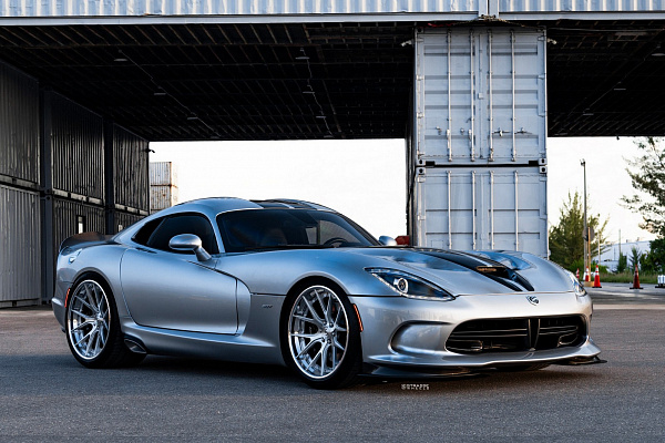 Фото дисков Strasse Wheels SM6R Deep Concave FS Глянцевый лак на Dodge Viper