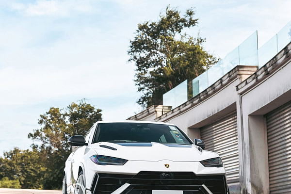 Фото дисков Brixton Forged MW03 Белый глянец на Lamborghini Urus