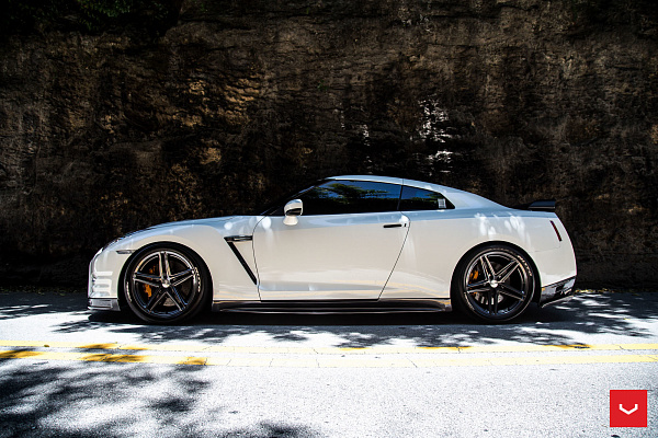 Фото дисков Vossen VFS-5 Глянцевый графит на Nissan GT-R