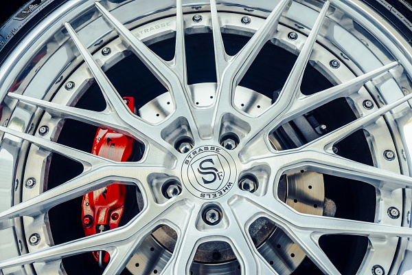 Фото дисков Strasse Wheels SV10M Deep Concave FS Глянцевый лак на McLaren 650S
