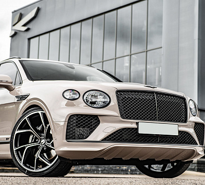 Фото дисков Kahn Type 54 на Bentley Bentayga