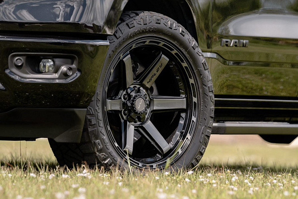 Фото дисков 4PLAY 4P63 Черный глянец на Ram 1500 V