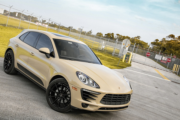 Фото дисков Savini SV-F1 Черный глянец на Porsche Macan I
