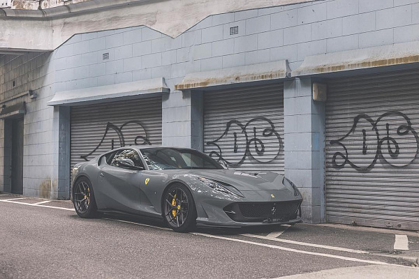 Фото дисков Brixton Forged PF7 Сатиновый темный лак на Ferrari 812