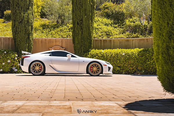 Фото дисков Anrky AN30 Сатиновое золото на Lexus LFA