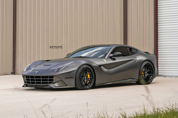 Фото дисков Strasse Wheels SM5R Deep Concave FS Черный сатин на Ferrari F12