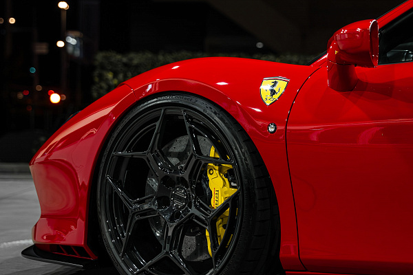 Фото дисков Radi8 R804.C Черный глянец на Ferrari F8