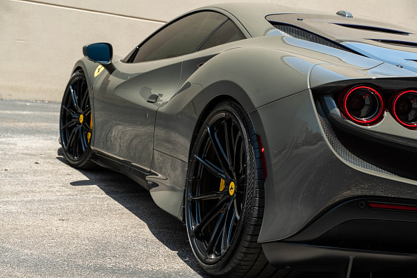 Фото дисков HRE P104SC Черный глянец на Ferrari F8