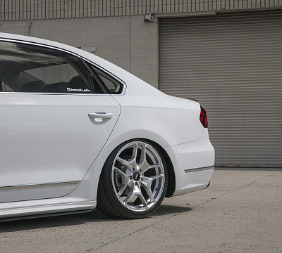 Фото дисков Rotiform HUR на Volkswagen Passat B8