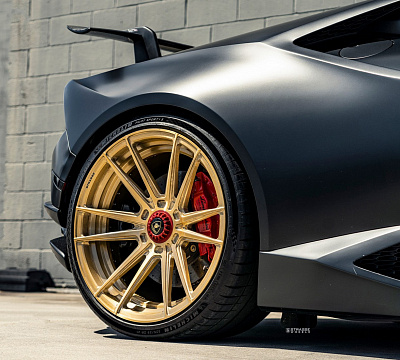 Фото дисков Strasse Wheels SV12 Deep Concave Duoblock на Lamborghini Huracan