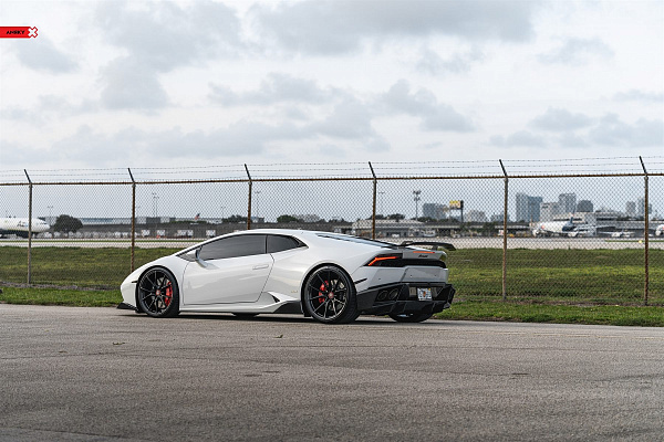 Фото дисков Anrky AN12 Черный глянец на Lamborghini Huracan
