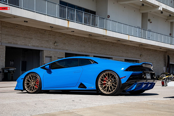 Фото дисков Anrky AN10 Сатиновое золото на Lamborghini Huracan