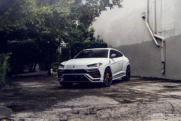 Фото дисков NOVITEC NL4 Черный глянец на Lamborghini Urus