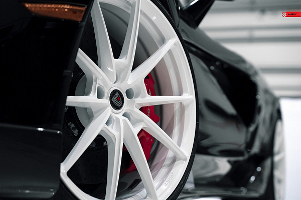 Фото дисков Anrky AN18 Белый глянец на McLaren 600