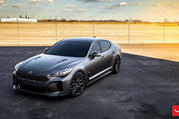 Фото дисков Vossen HF-2 Сатиновый графит на Kia Stinger