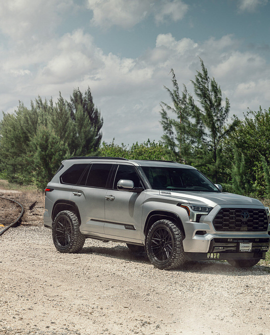 Фото дисков HF6-5 Черный глянец на Toyota Sequoia III