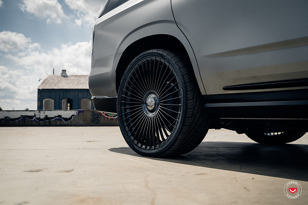 Фото дисков Vossen S17-16 Черный глянец на Cadillac Escalade V
