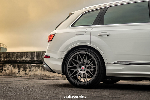 Фото дисков HRE 300M Сатиновый графит на Audi Q7 (4M)