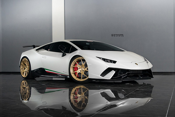 Фото дисков Strasse Wheels SM5RT Deep Concave Monoblock Сатиновое золото на Lamborghini Huracan
