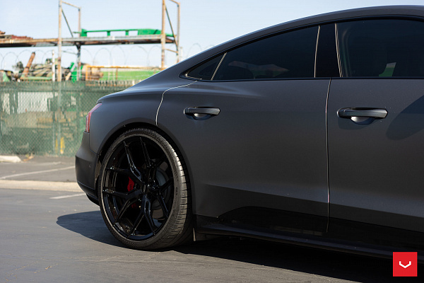 Фото дисков Vossen HF-5 Черный глянец на Audi E-tron GT