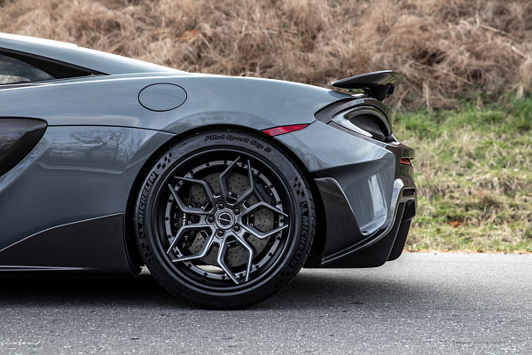 Фото дисков Brixton Forged PF9 Сатиновый графит на McLaren 600