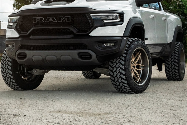 Фото дисков Anrky AN36 Сатиновое золото на Ram 1500 V