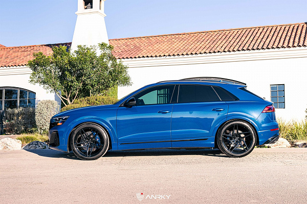 Фото дисков Anrky S1-X3 Черный глянец на Audi Q8