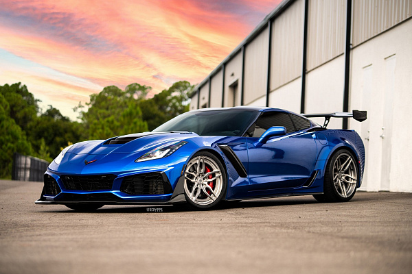 Фото дисков Strasse Wheels SV4 Deep Concave Duoblock Сатиновый темный лак на Chevrolet Corvette C7
