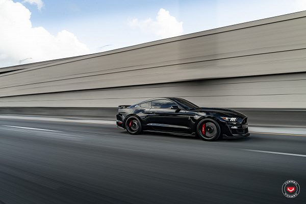 Фото дисков Vossen M-X2 Черный глянец на Ford Mustang VI