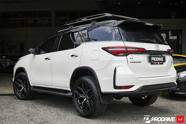 Фото дисков Vossen HF6-4 Глянцевый темный лак на Toyota Fortuner II