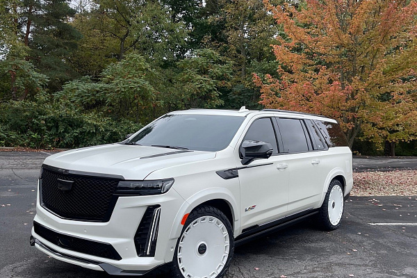 Фото дисков Giovanna Dicotto Белый сатин на Cadillac Escalade V
