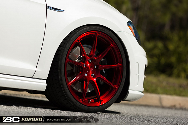 Фото дисков BC Forged RZ39 Красный глянец на Volkswagen Golf VII