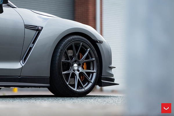 Фото дисков Vossen VFS-6 Глянцевый графит на Nissan GT-R