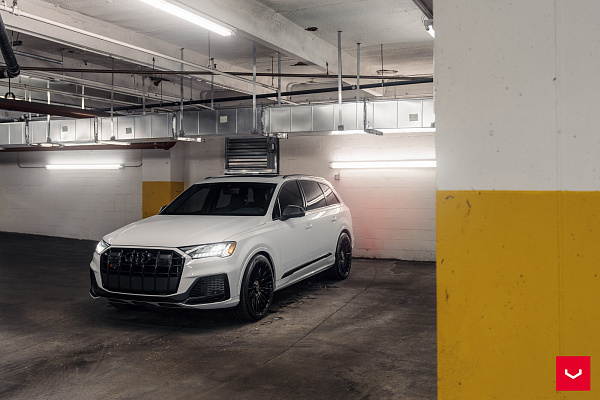 Фото дисков Vossen HF-8 Черный глянец на Audi Q7 (4M)