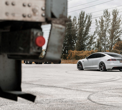 Фото дисков Vossen HF-1 на Tesla Model S